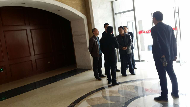 集团公司总司理万先逵、副总司理周志宏一行亲临利民佳苑小区现场指导事情_w66国际app