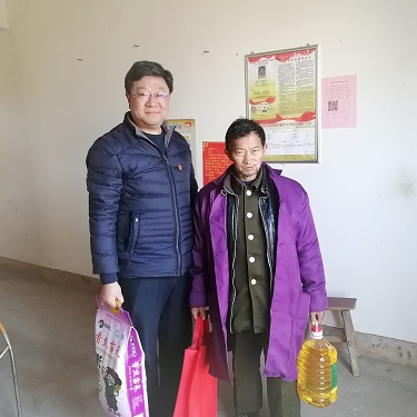 严冬心系贫困户   扶贫慰问暖人心_w66国际app